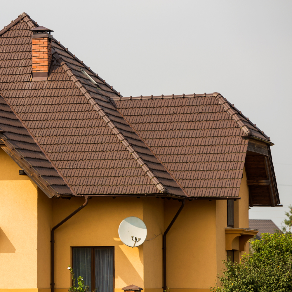 Dach domu jednorodzinnego z dachówką w Warszawie